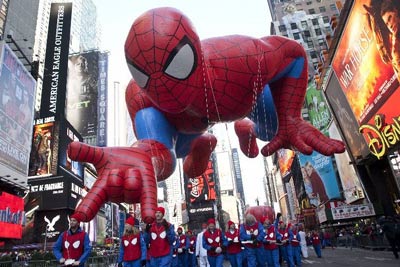 spidey-balloon بادكنك بزرگ مرد عنكبوتي در نيويورك